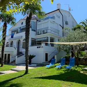  Apartment Auer